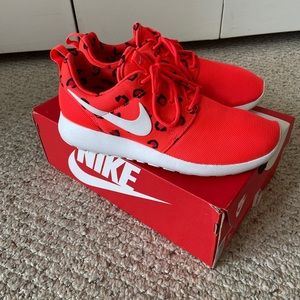 Women’s Nike Roshe Run sneakers